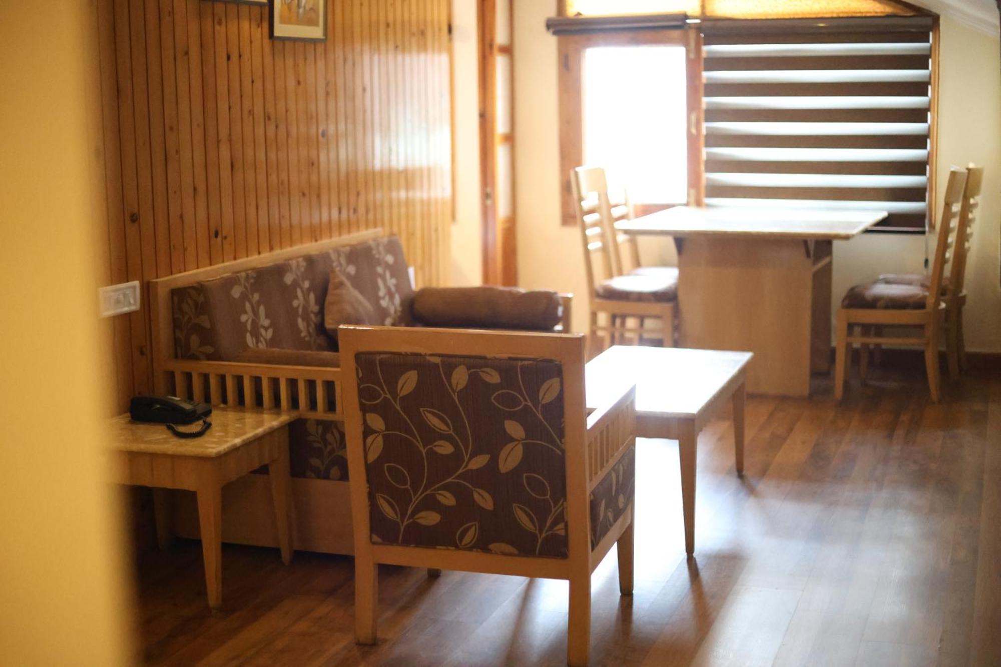 Hotel Willow Banks - Boutique 4 Star Hotel On The Mall Road Shimla Bagian luar foto