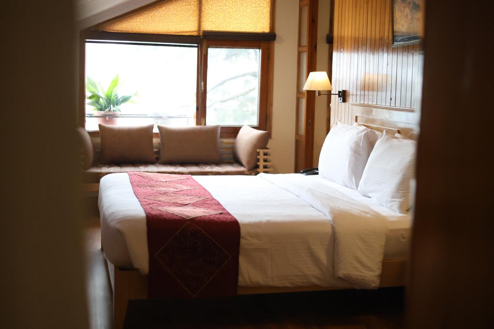 Hotel Willow Banks - Boutique 4 Star Hotel On The Mall Road Shimla Bagian luar foto