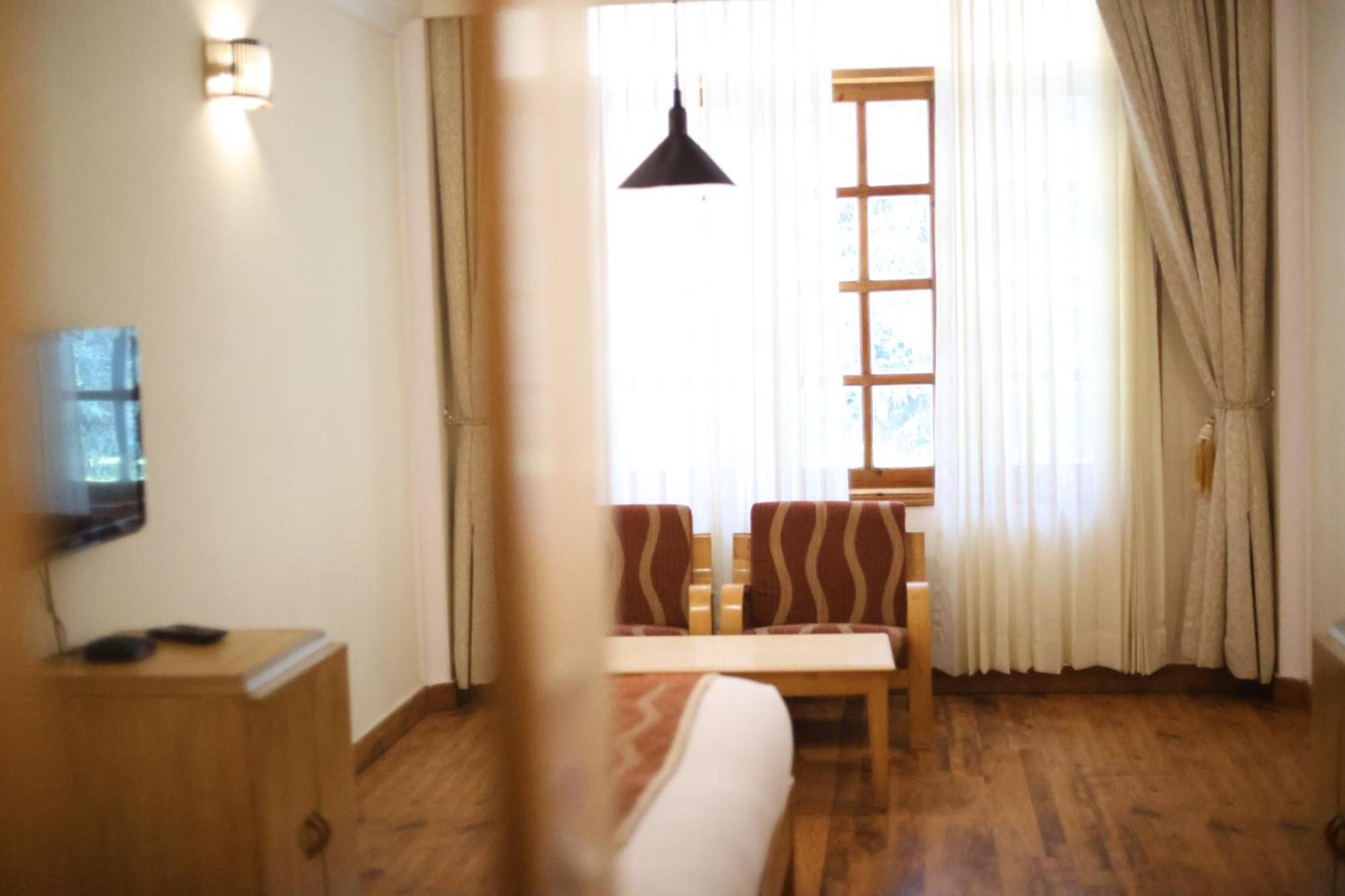 Hotel Willow Banks - Boutique 4 Star Hotel On The Mall Road Shimla Bagian luar foto
